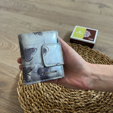Dámska kožená peňaženka strieborná lakovaná so vzormi motýľov