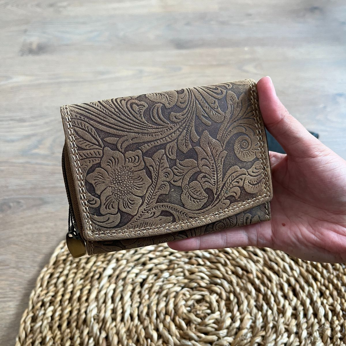 Dámska kožená peňaženka tan hnedá s kvetinovým vzorom