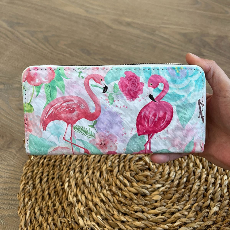 Dámska peňaženka s motívom plameniakov a kvetov.