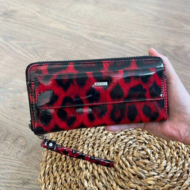 Veľká dámska lakovaná červeno-čierna vzorovaná peňaženka