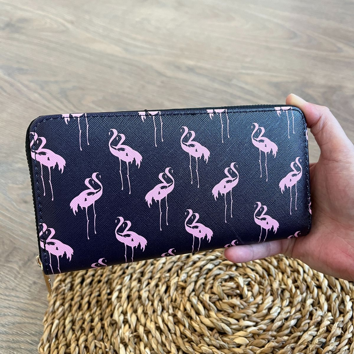 Veľká tmavomodrá dámska peňaženka s motívom ružových plameniakov