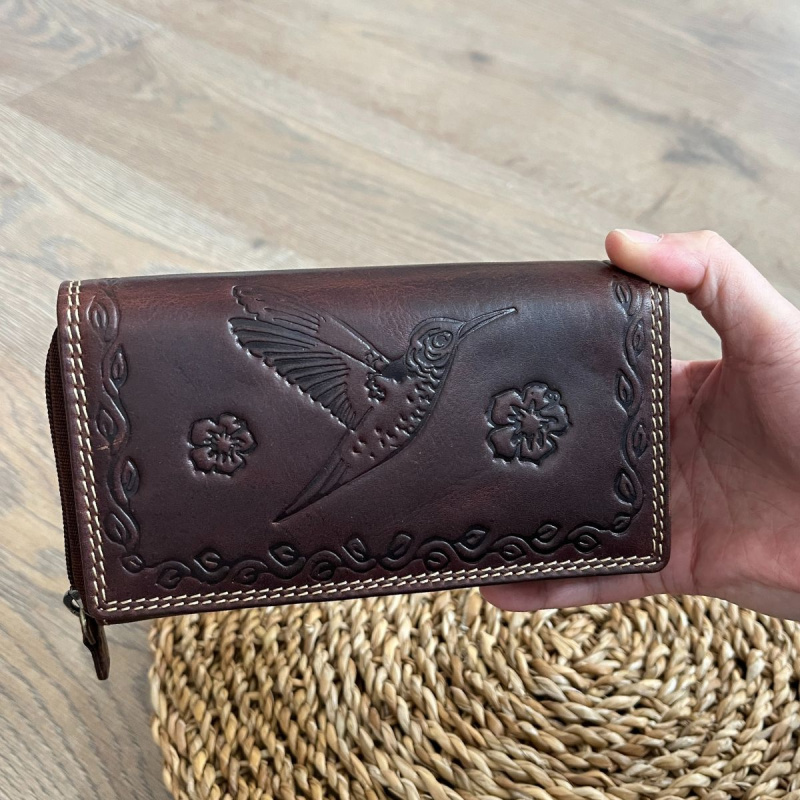 Dámska kožená peňaženka hnedá so vzormi kvetín a vtáčika