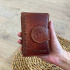 Dámska kožená peňaženka koňaková s vrkočovým vzorom
