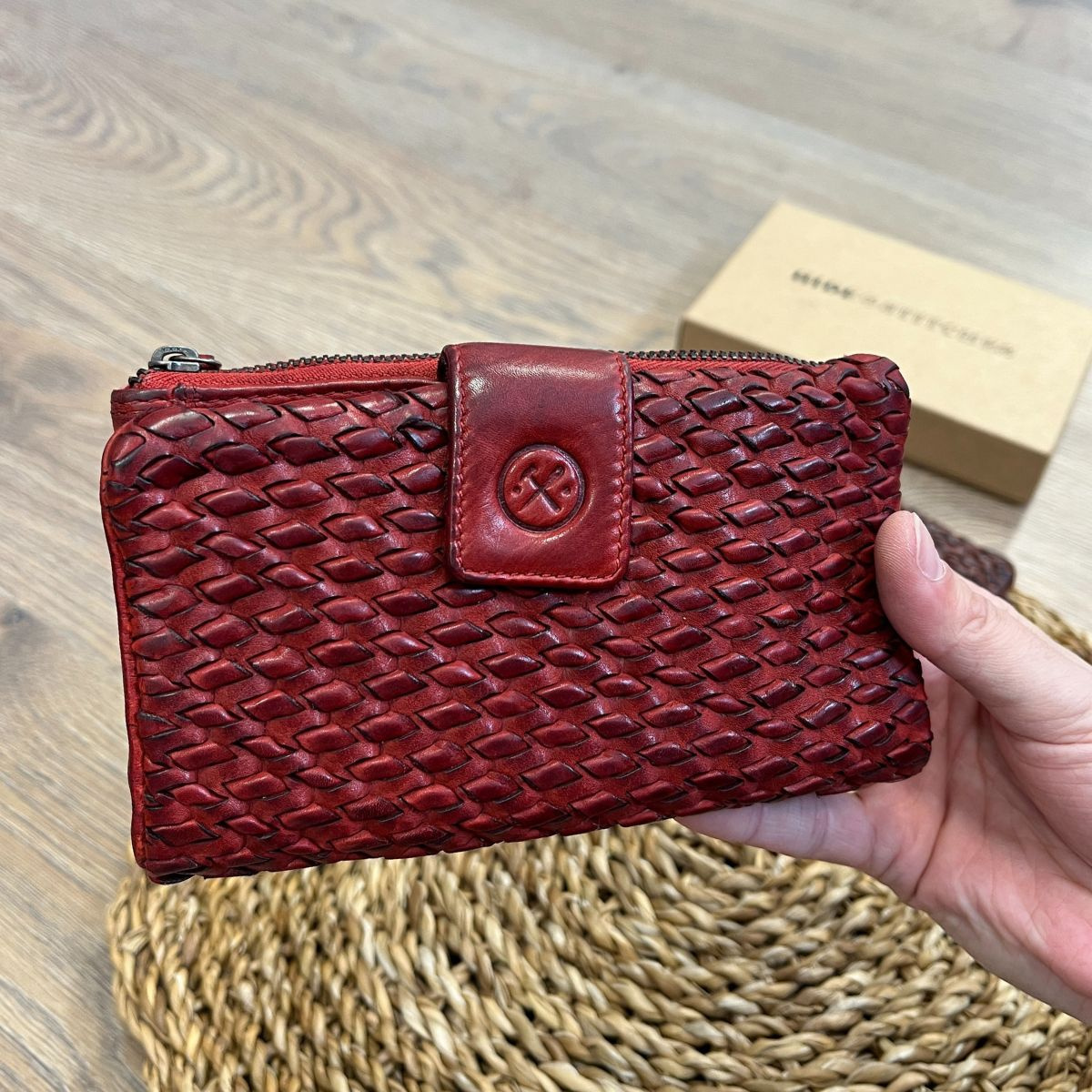 Dámska kožená peňaženka červená s prepletaným vzorom