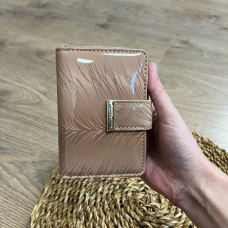 Dámska kožená peňaženka béžová lakovaná so vzormi pierok