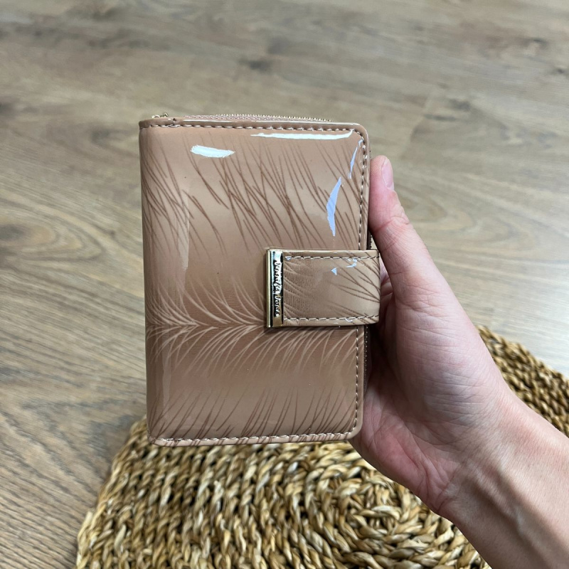 Dámska kožená peňaženka béžová lakovaná so vzormi pierok