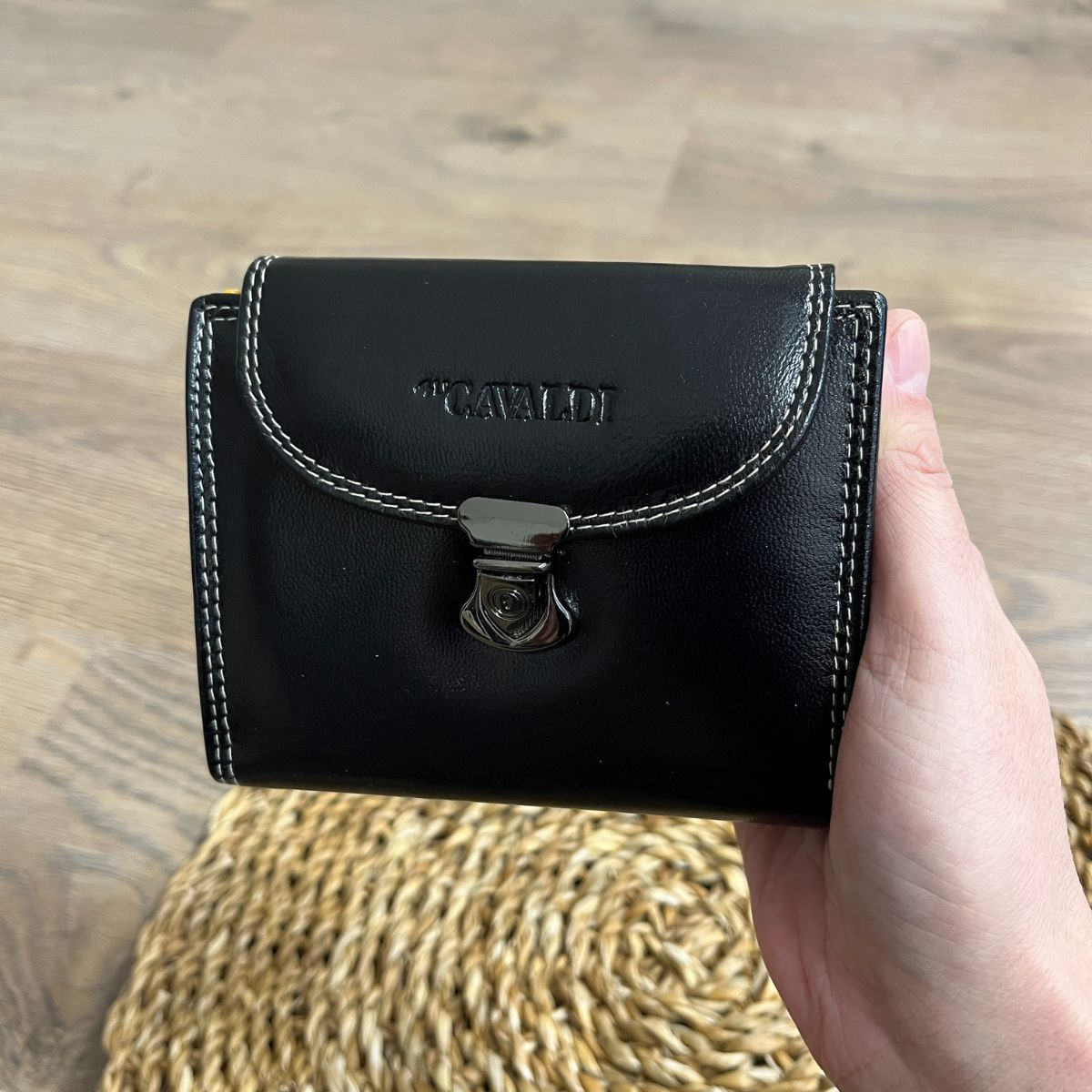 Dámska kožená peňaženka čierna s pestrofarebným vnútrom