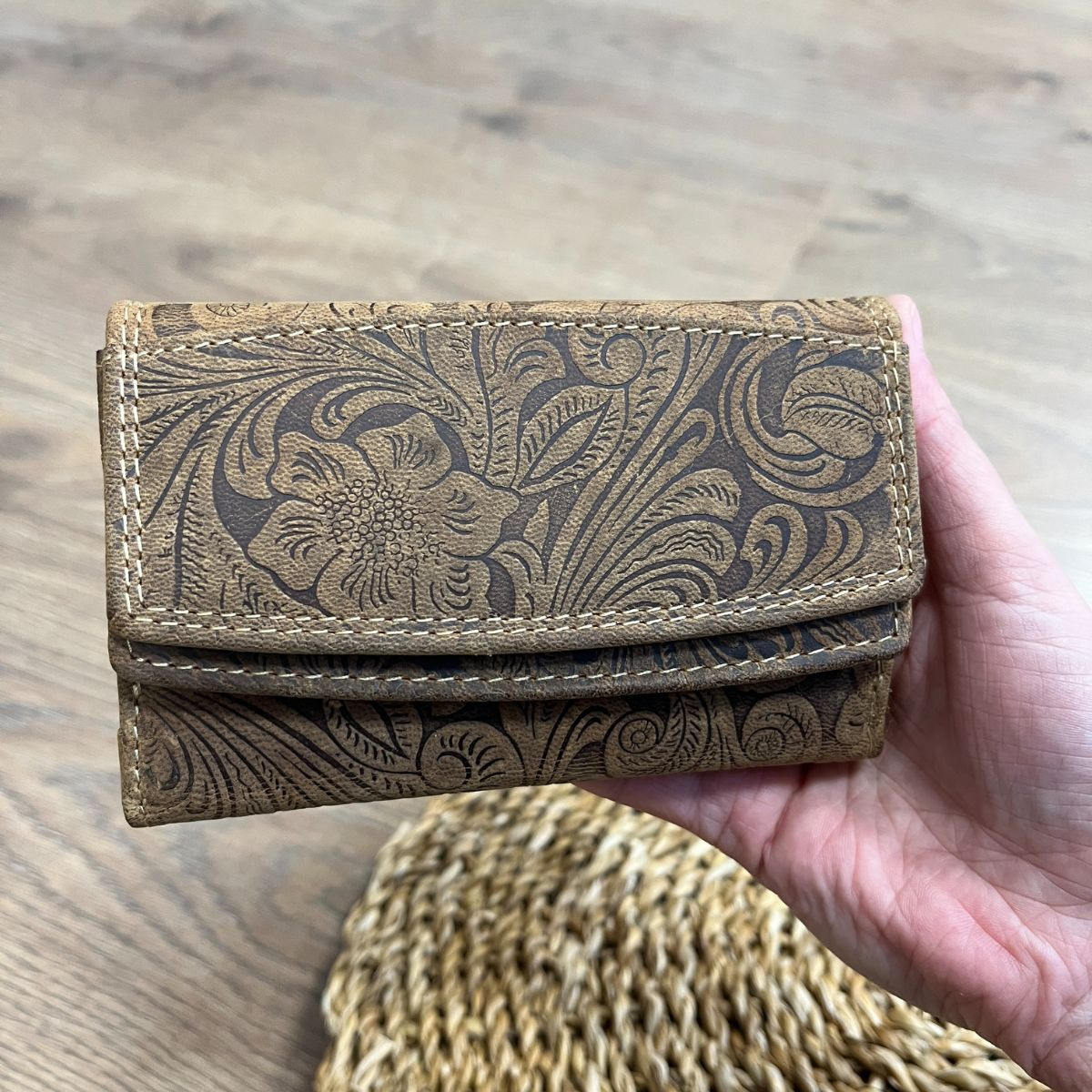 Dámska kožená peňaženka tan (žltohnedá) s kvetinovým vzorom