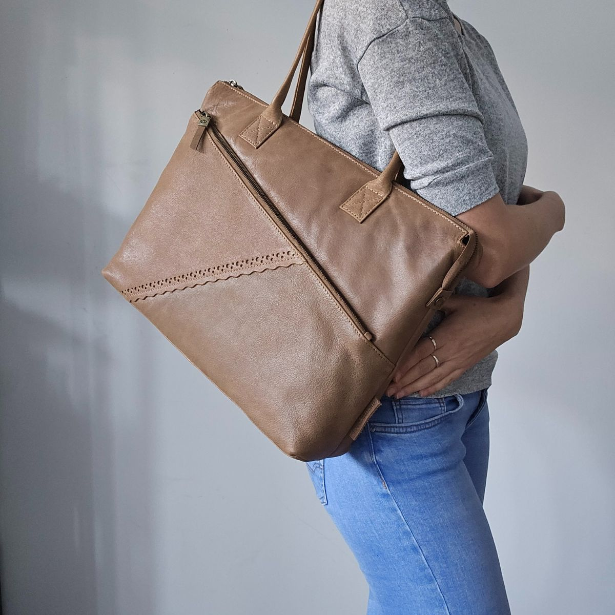 Dámska kožená biznis kabelka taupe Ysabel