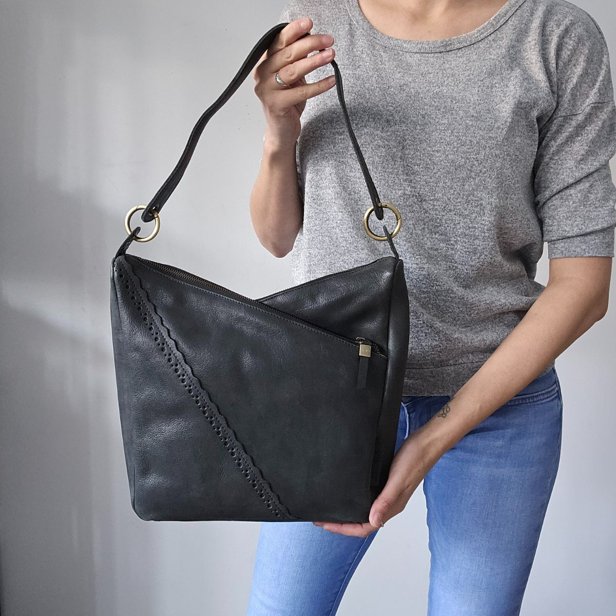 Dámska kožená kabelka čierna na rameno crossbody