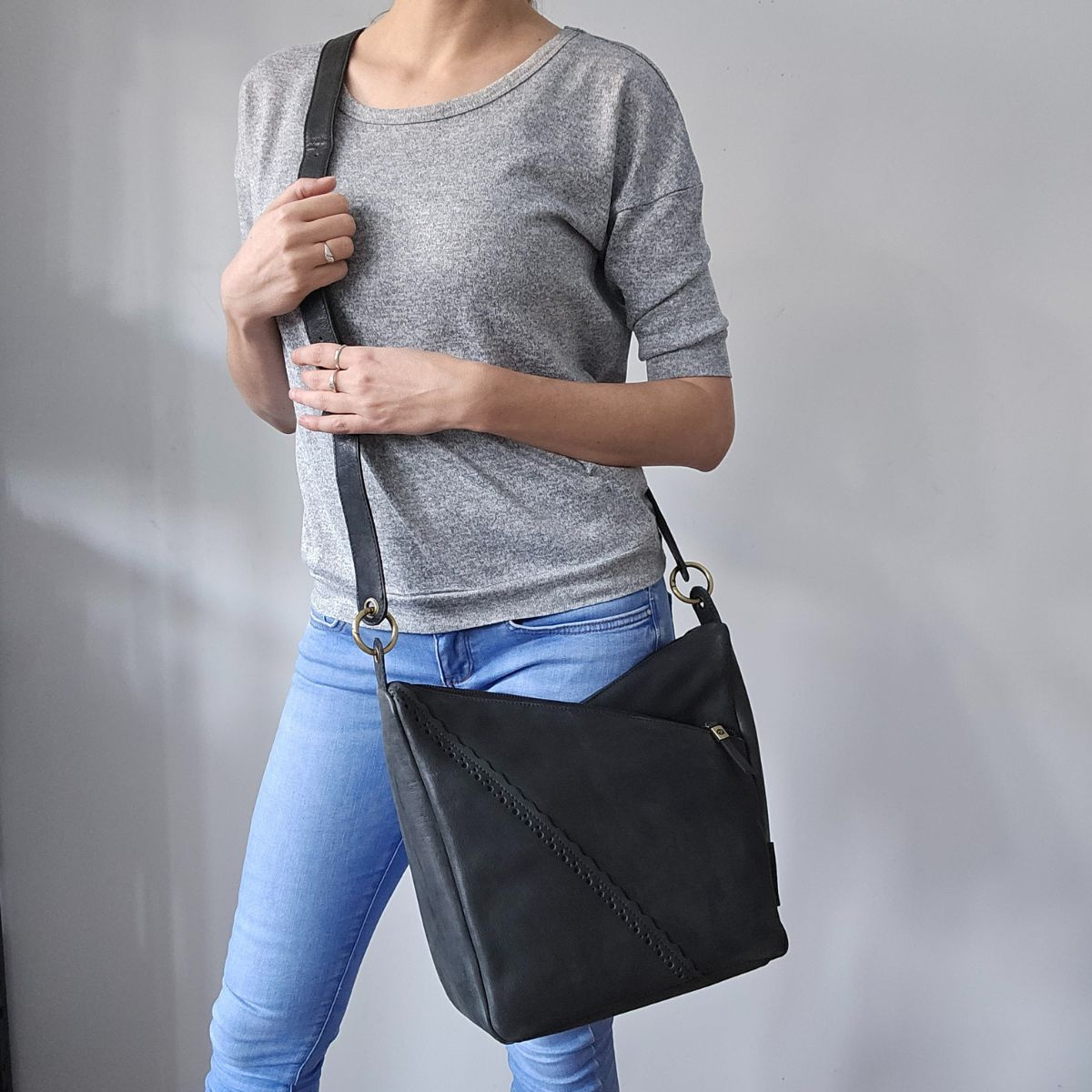 Dámska kožená kabelka čierna Arista