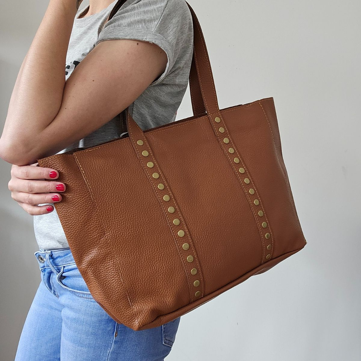 Hnedá kožená kabelka na rameno s mosadznými ozdobami BLAIRE