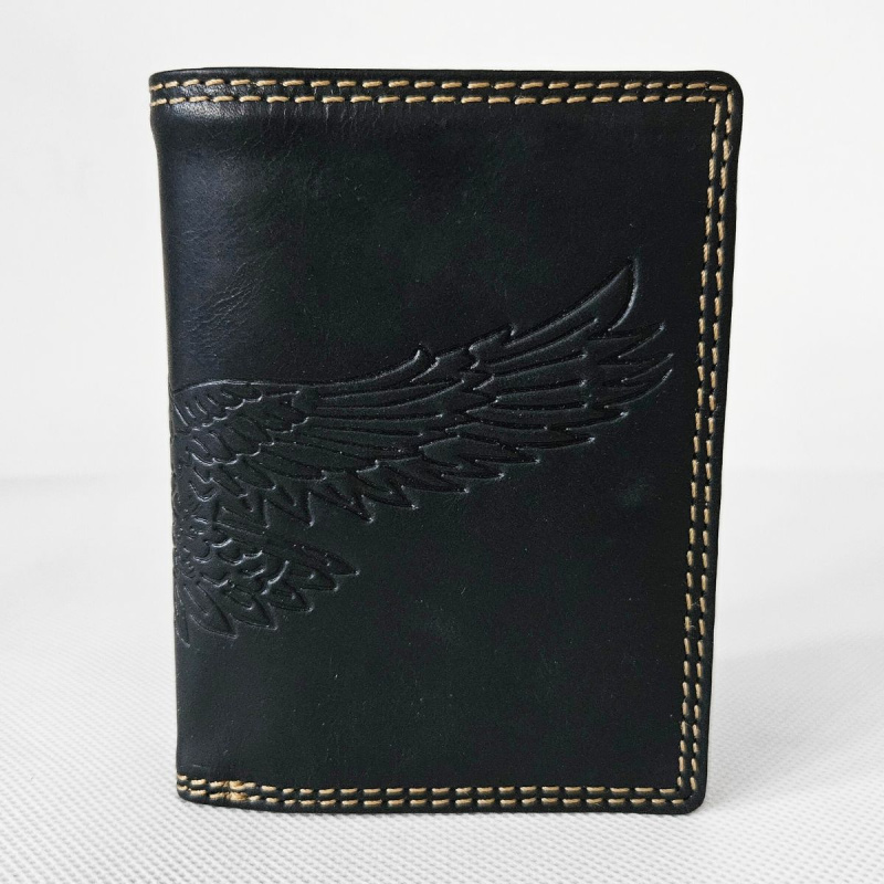 Čierna pánska kožená peňaženka GRANT s gravírovaným orlom na prednej strane.