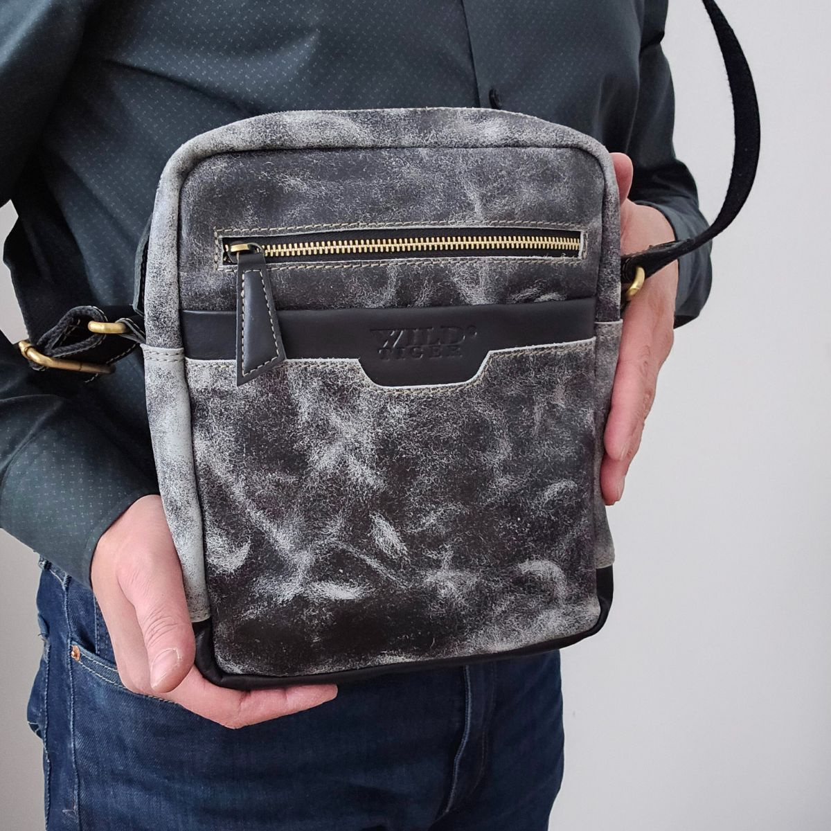 Pánska čierna kožená crossbody taška DEVIN