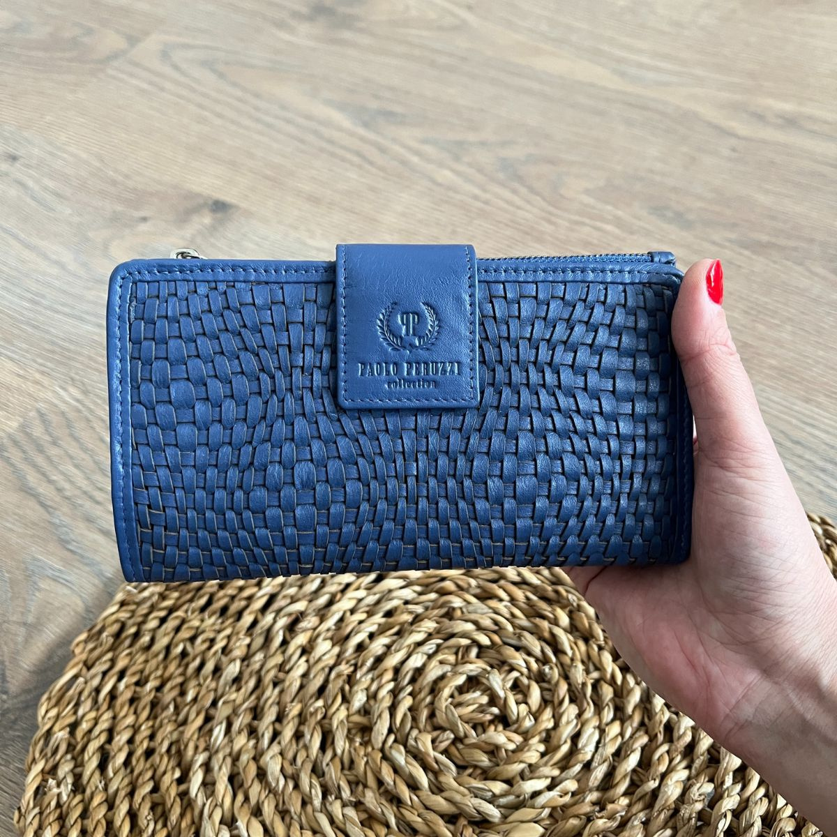 Dámska kožená peňaženka tmavomodrá s ručne tkaným vzorom