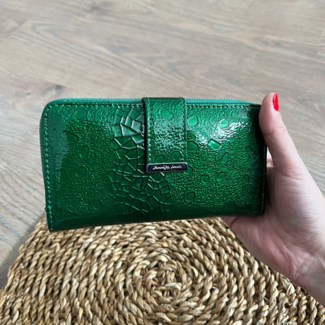 Lakovaná zelená dámska kožená peňaženka so štruktúrou