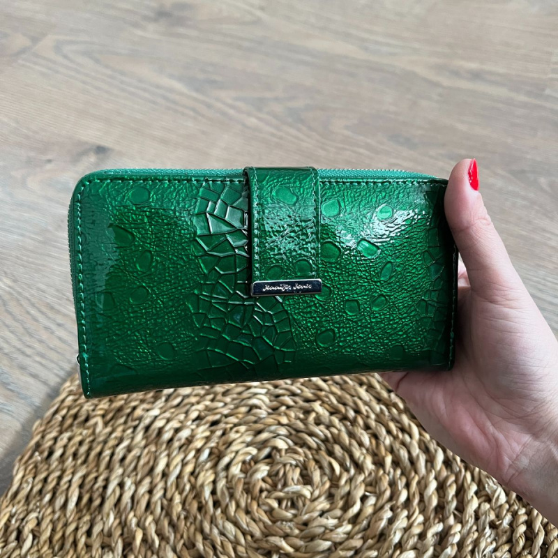 Lakovaná zelená dámska kožená peňaženka so štruktúrou