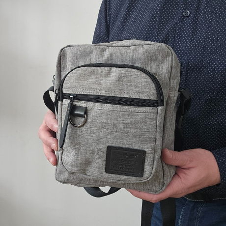 Pánska crossbody taška s dvoma praktickými komorami v prevedení šedej farby.