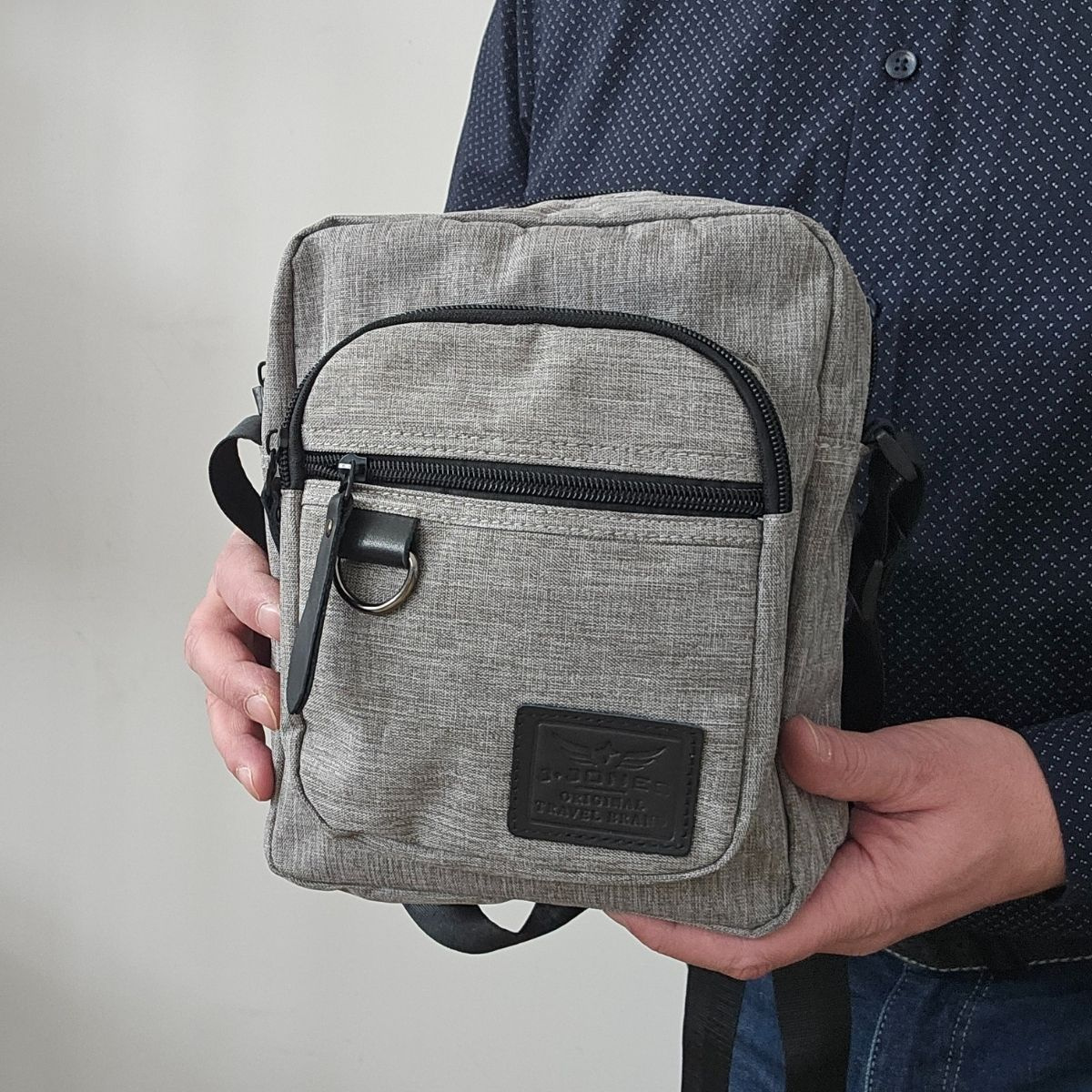 Pánska crossbody taška s dvoma praktickými komorami v prevedení šedej farby.