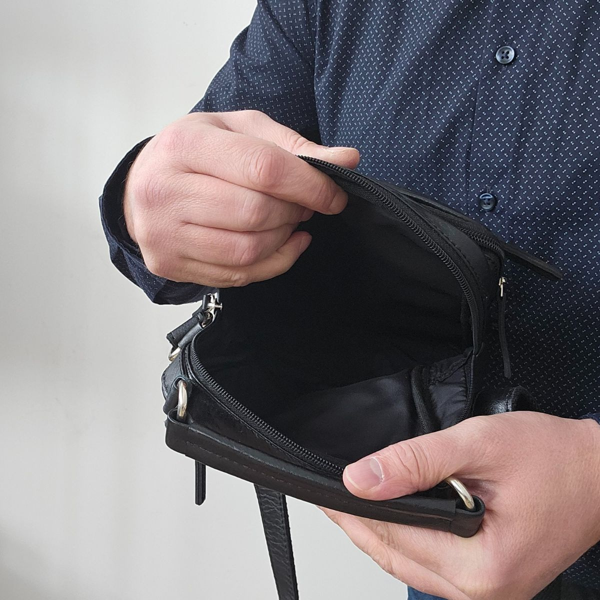 Kožená pánska čierna crossbody taška ARES