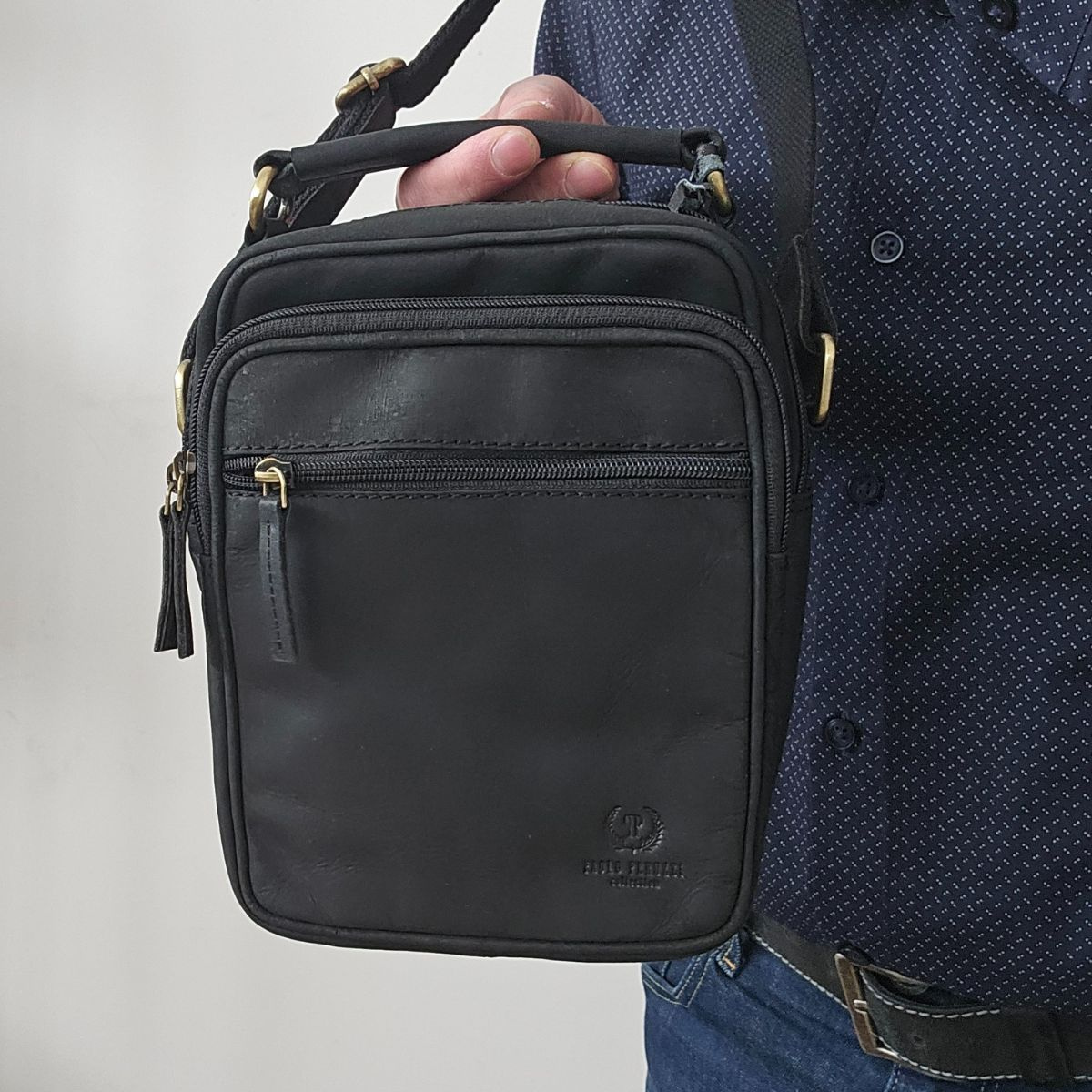 Pánska čierna crossbody taška z pravej kože vo vintage prevedení.