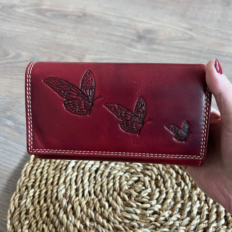Veľká dámska kožená peňaženka červená so vzormi motýľov