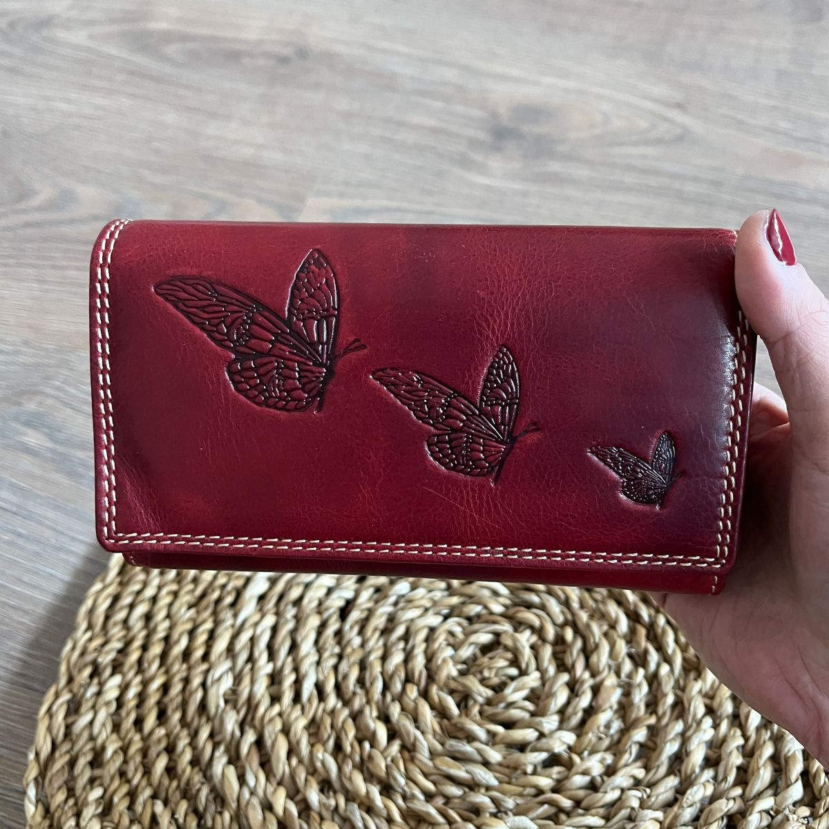 Veľká dámska kožená peňaženka červená so vzormi motýľov