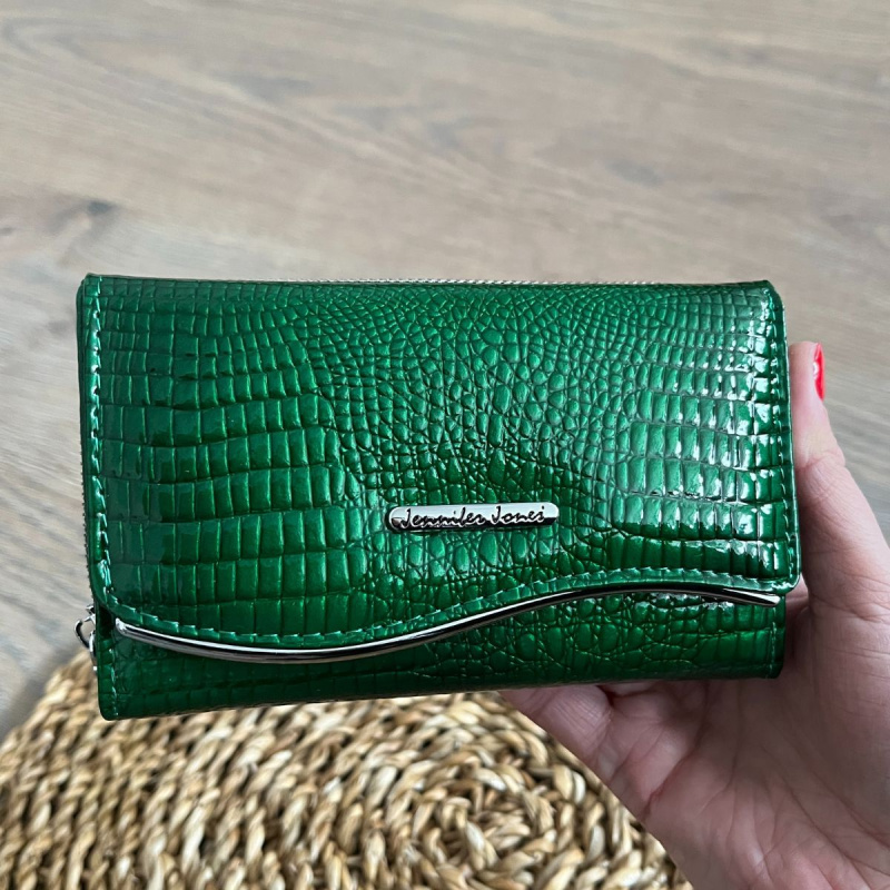 Lakovaná zelená dámska kožená peňaženka so štruktúrou krokodílej kože