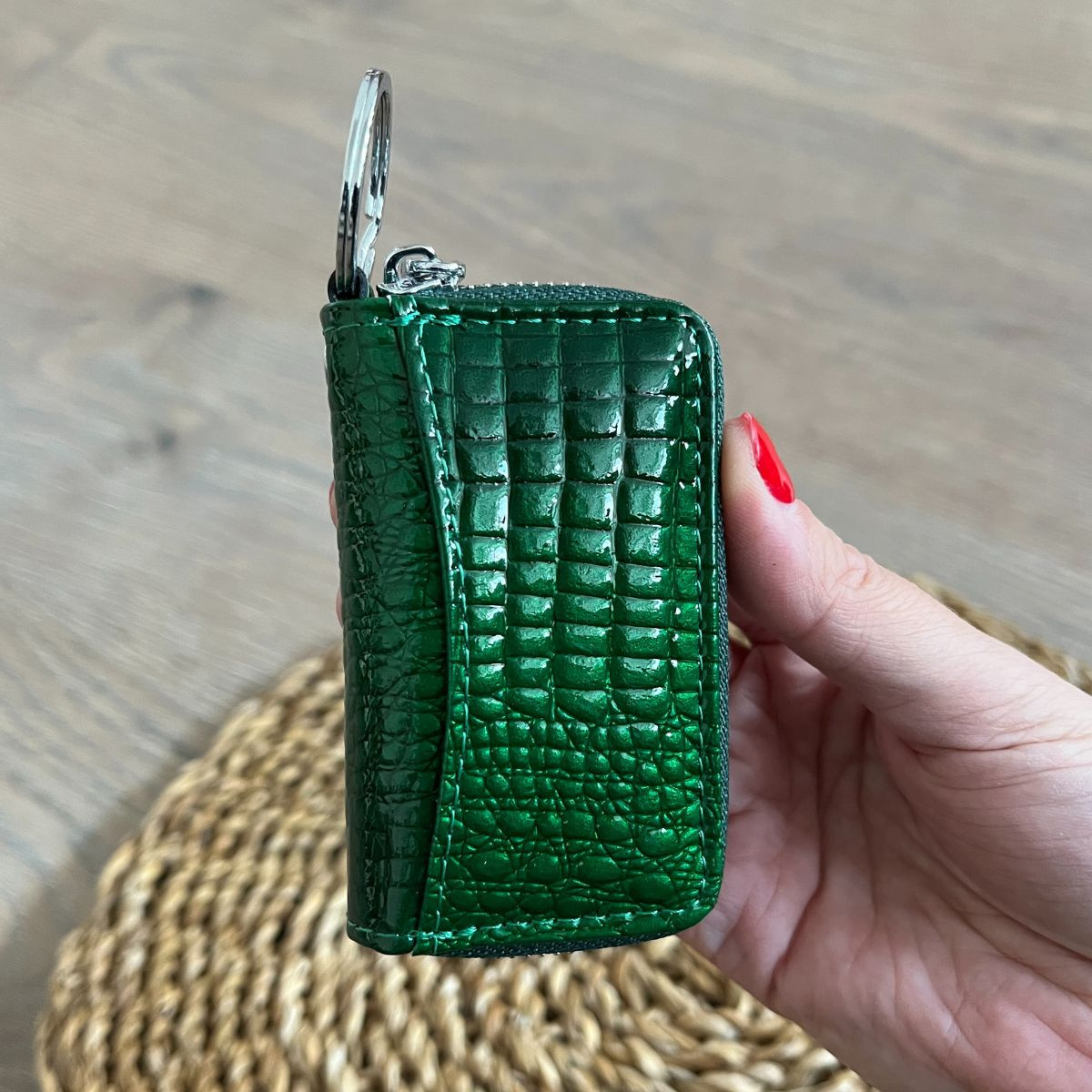 Lakované malé zelené dámske kožené puzdro na kľúče (kľúčenka) so štruktúrou hadej kože