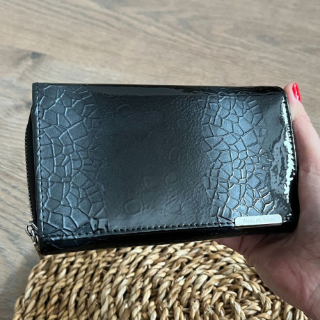 Lakovaná dámska kožená peňaženka v čierno-sivej farbe so štruktúrou