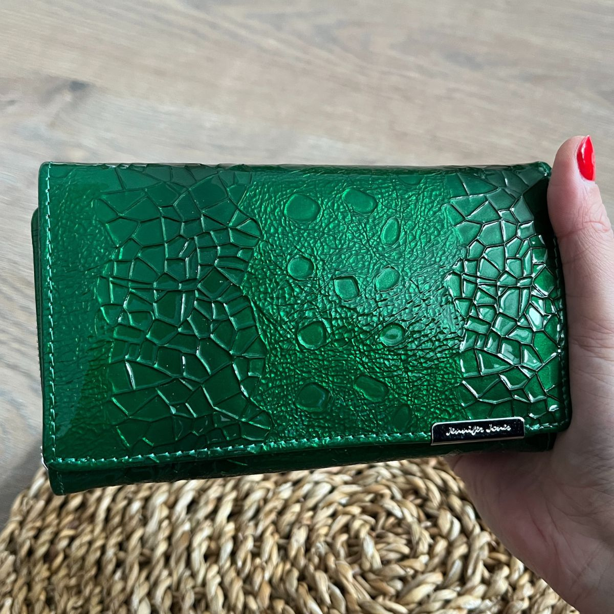 Lakovaná zelená dámska kožená peňaženka so štruktúrou