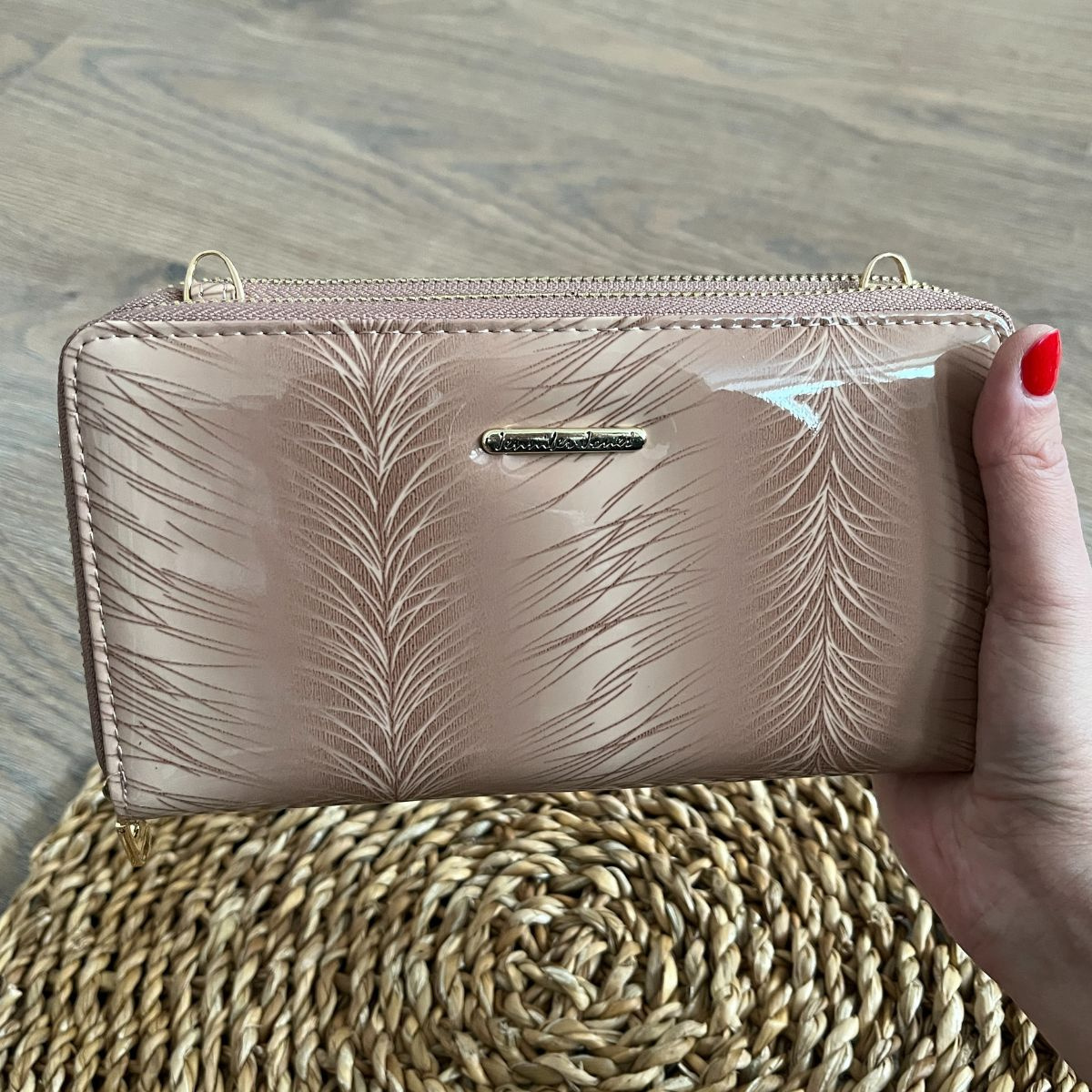 Dámska kožená kabelka-peňaženka crossbody béžová veľká lakovaná so vzormi pierok