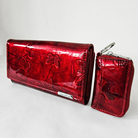 Jedinečný dámsky set obsahujúci červenú koženú peňaženku a kľúčenku s nádherným motívom motýľov