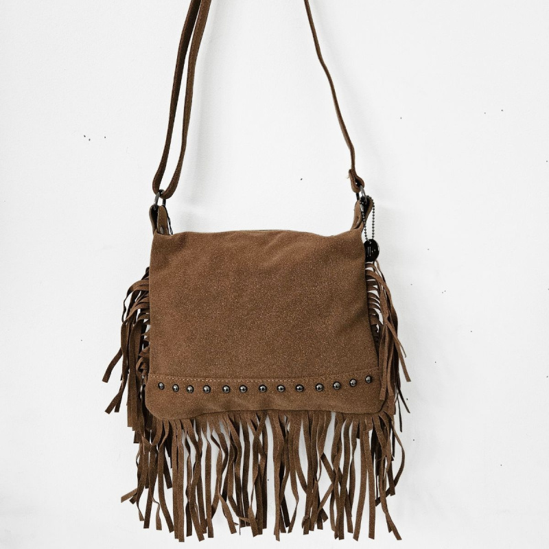 Hnedá crossbody kabelka so strapcami.