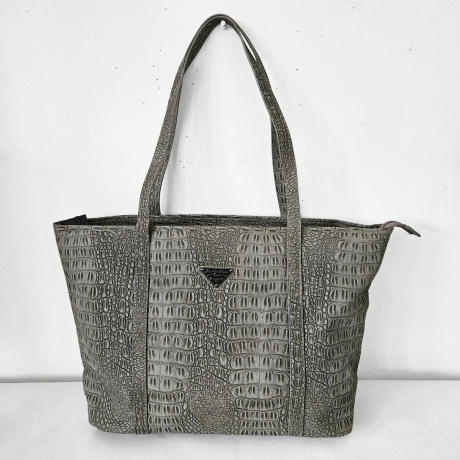 Veľká šedá kabelka na rameno s krokodílím vzorom.