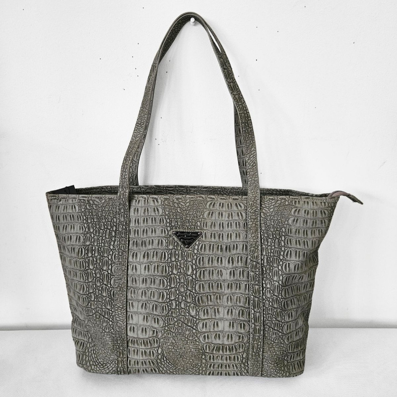 Veľká šedá kabelka na rameno s krokodílím vzorom.