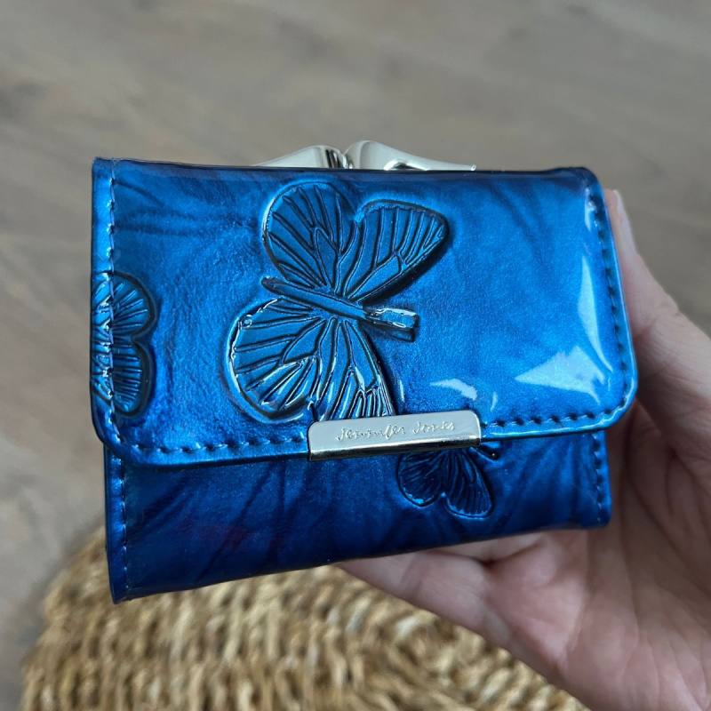 Malá dámska kožená peňaženka modrá lakovaná so vzormi motýľov