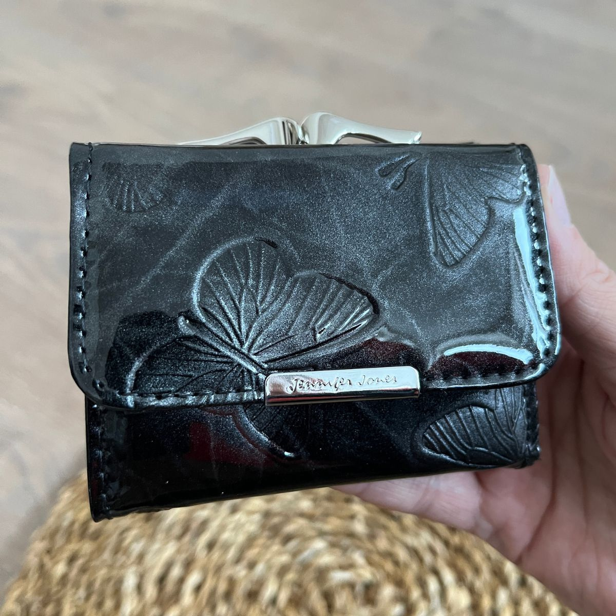 Malá dámska kožená peňaženka čierna lakovaná so vzormi motýľov