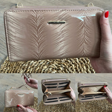Béžová dámska kožená kabelko-peňaženka.