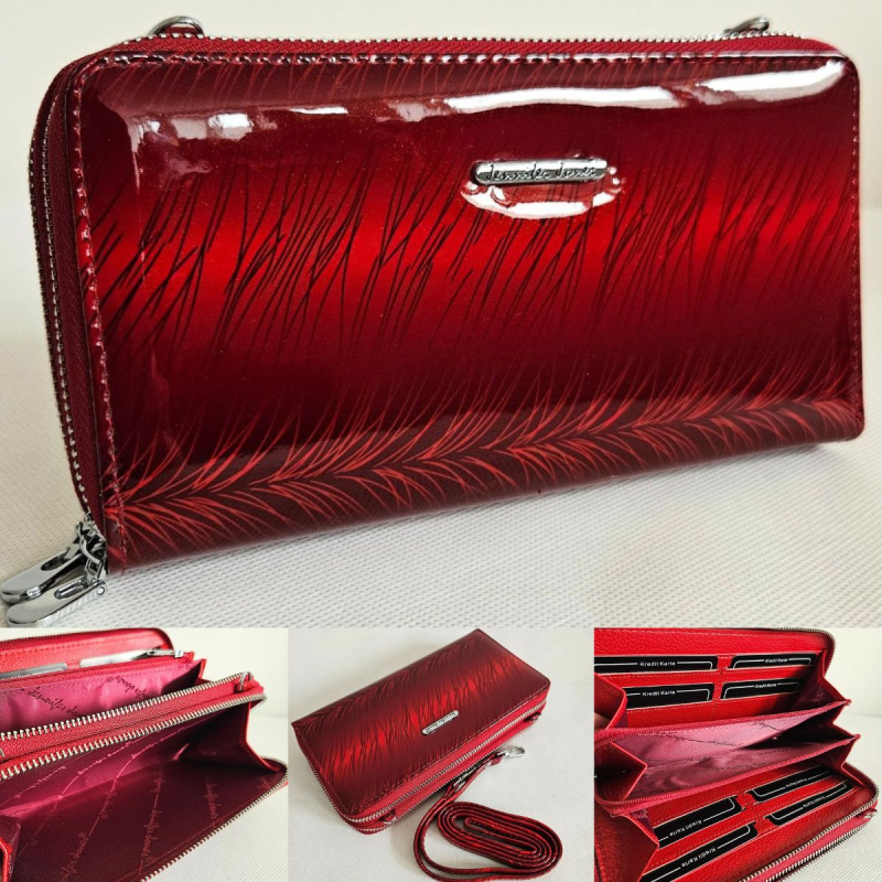 Červená dámska kožená kabelko-peňaženka.