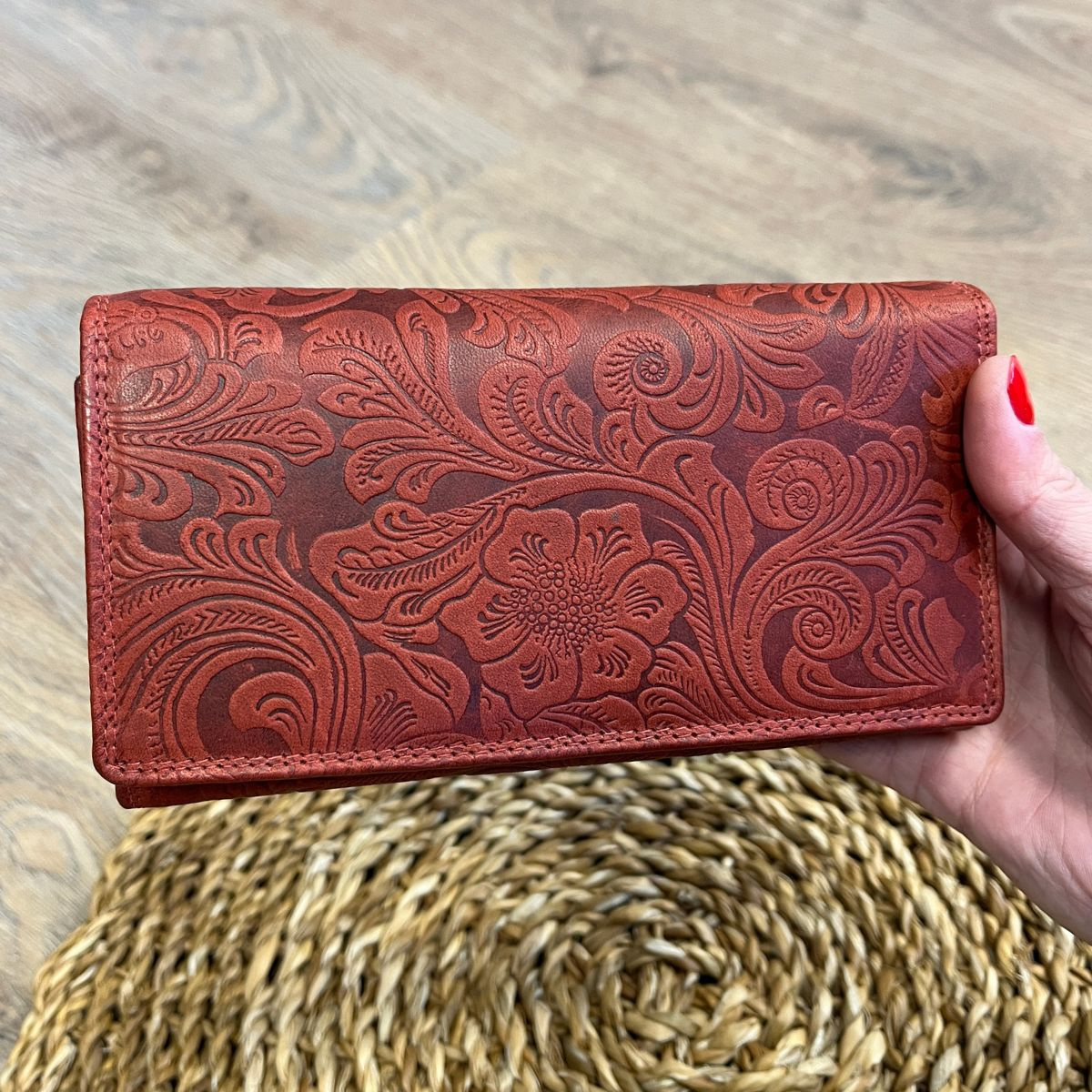 Dámska kožená peňeženka červená s kvetinovým vzorom