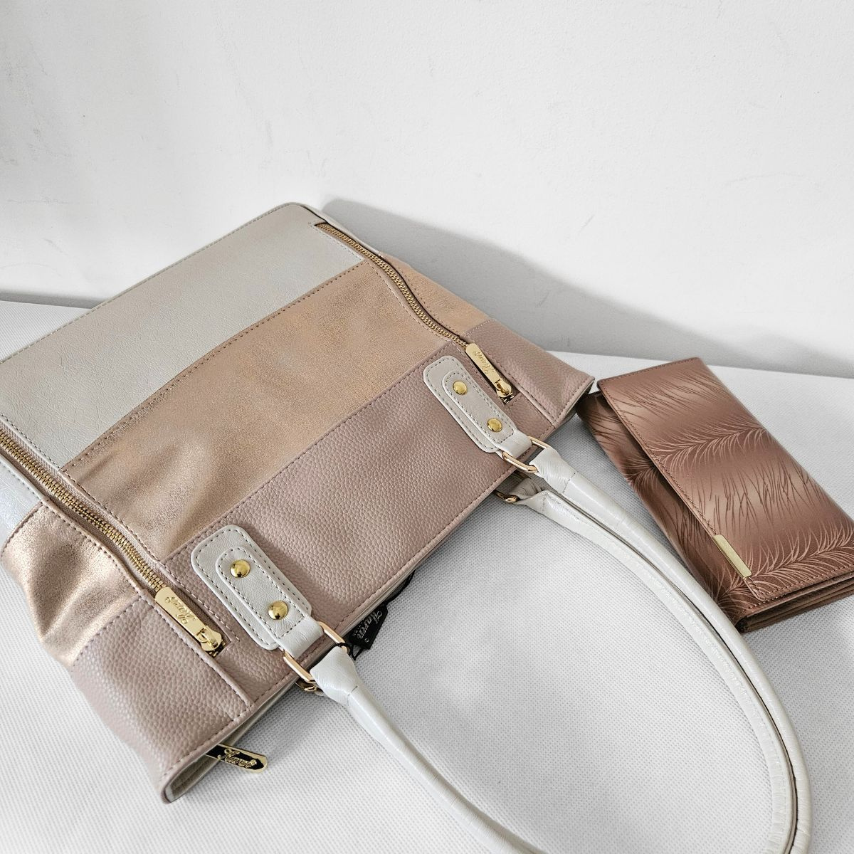 Dámska béžovo-púdrová kabelka na rameno EVIE