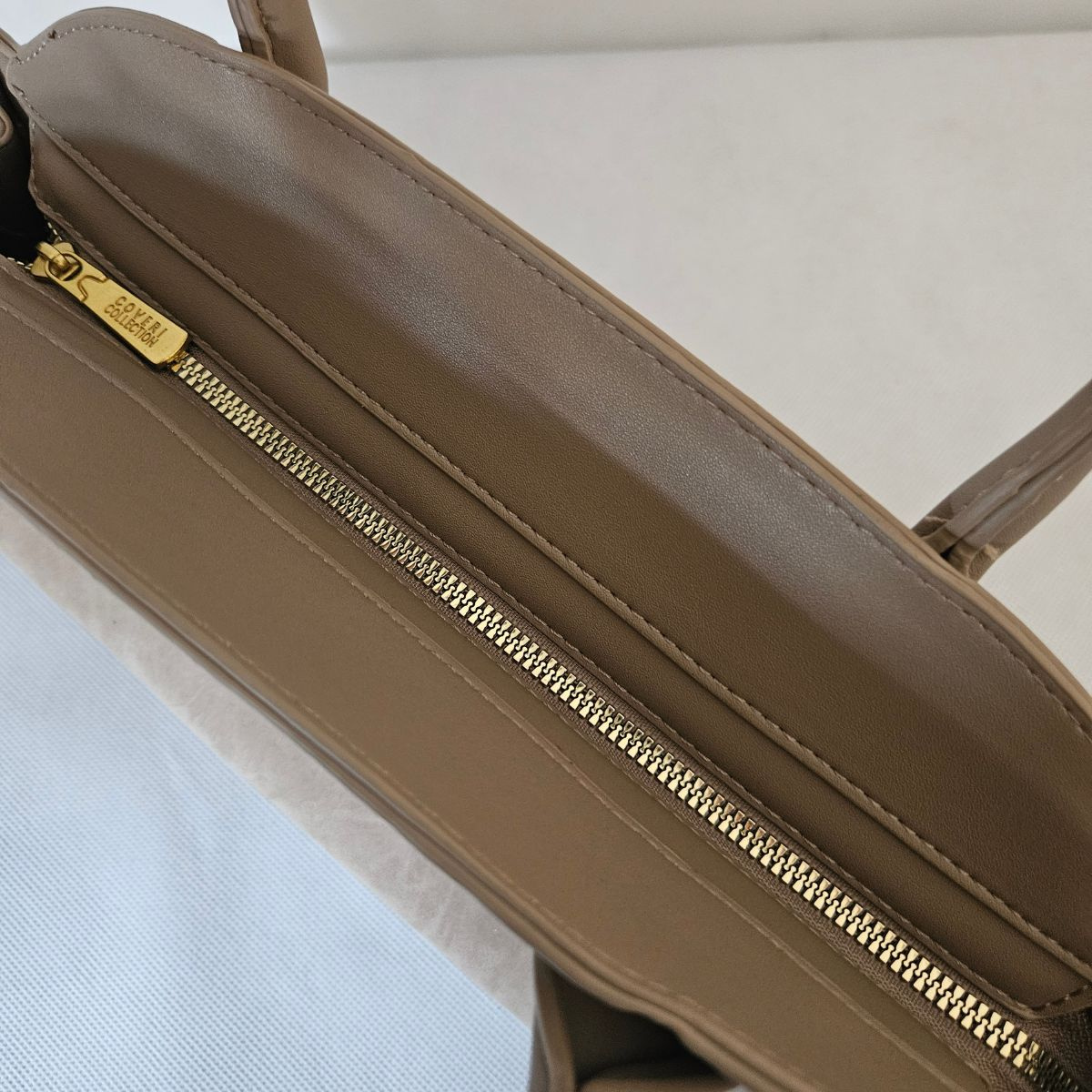 Taupe kabelka na rameno COVERI