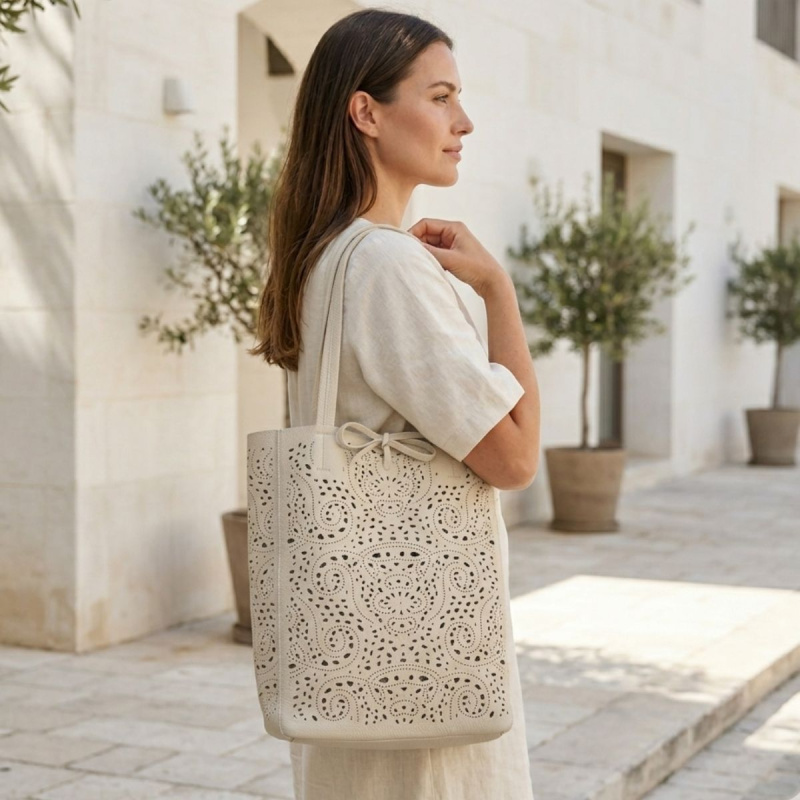 Perforovaná béžová kabelka OMEGA