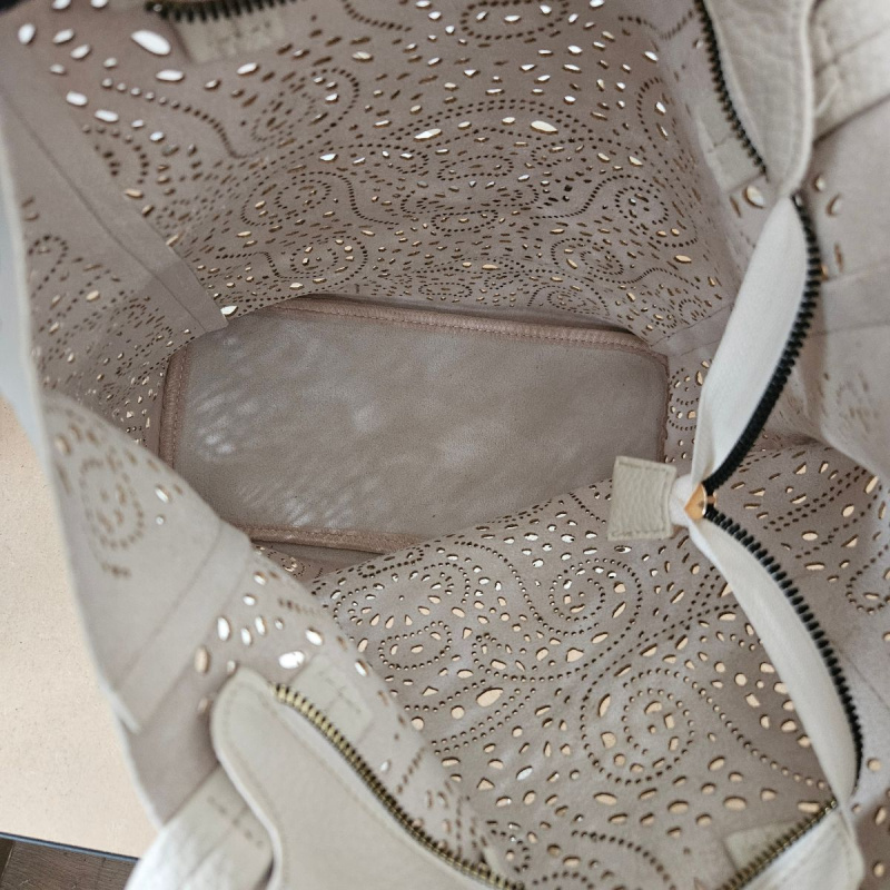 Perforovaná béžová kabelka OMEGA