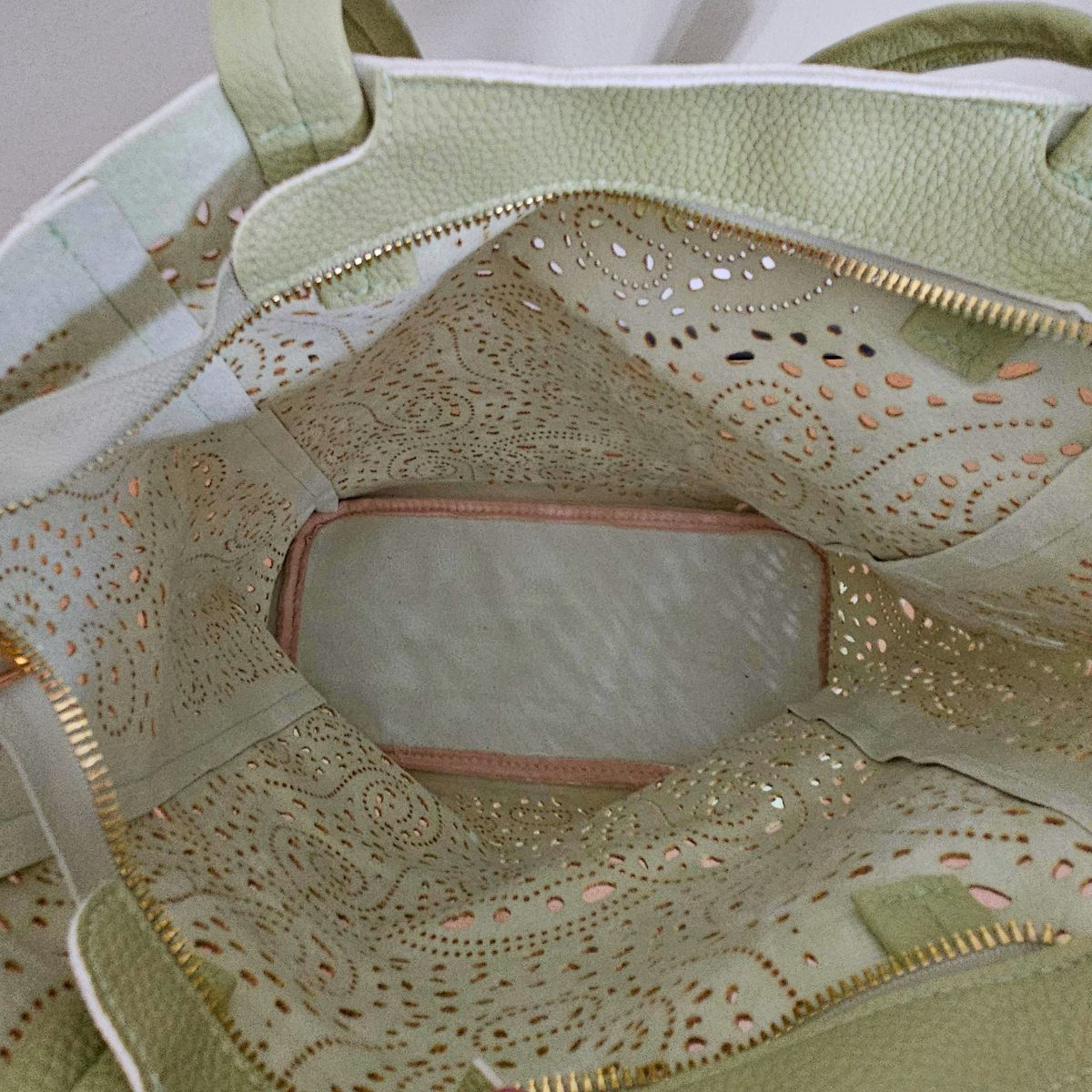 Perforovaná zelená kabelka OMEGA