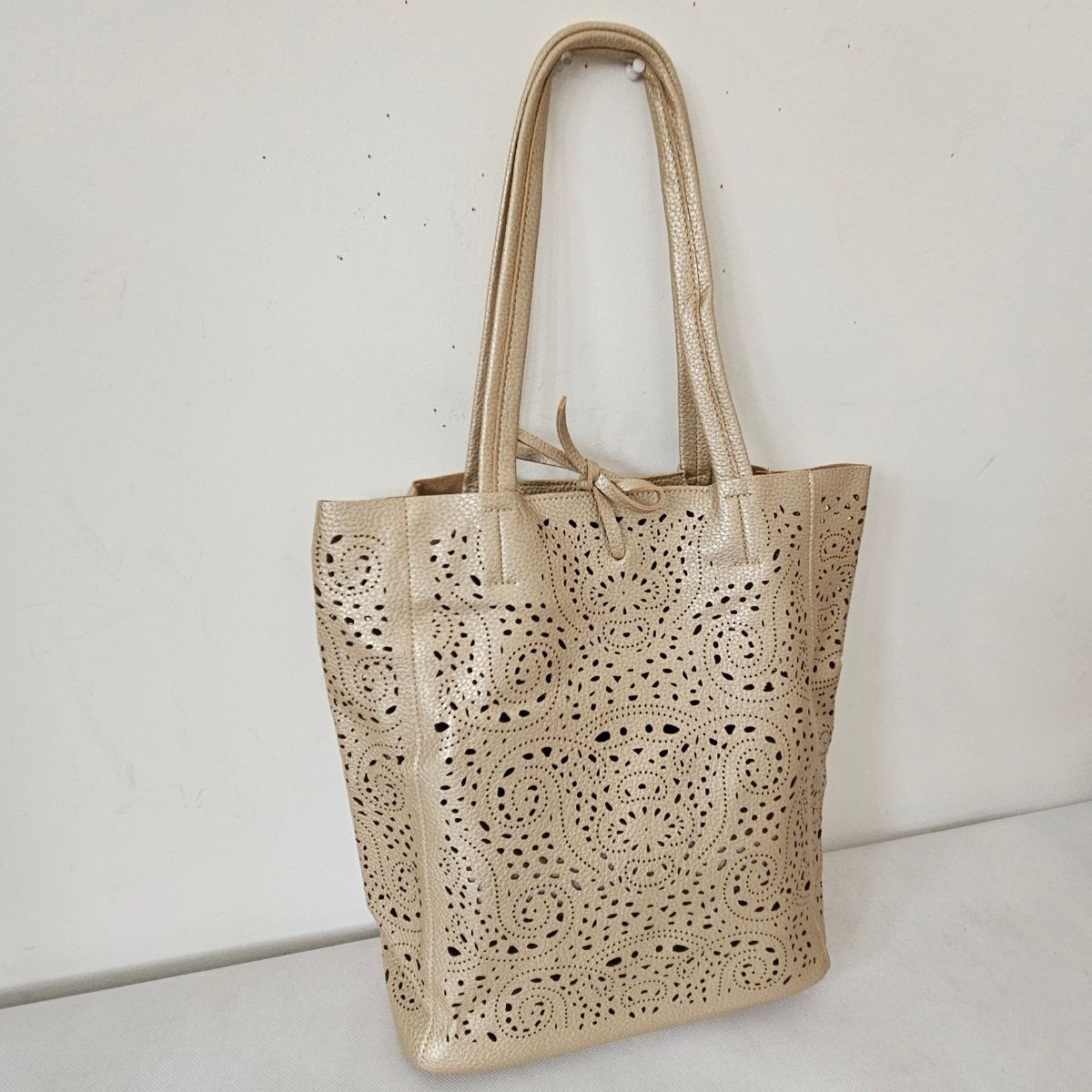 Perforovaná zlatá kabelka OMEGA