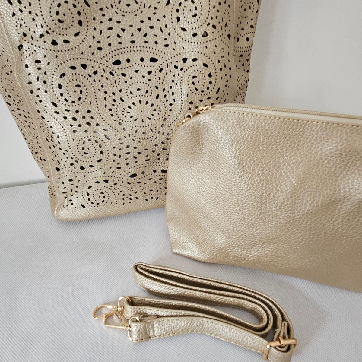 Perforovaná zlatá kabelka OMEGA