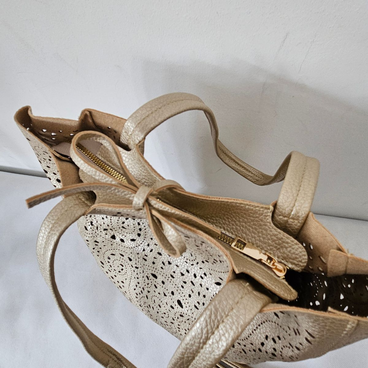 Perforovaná zlatá kabelka OMEGA