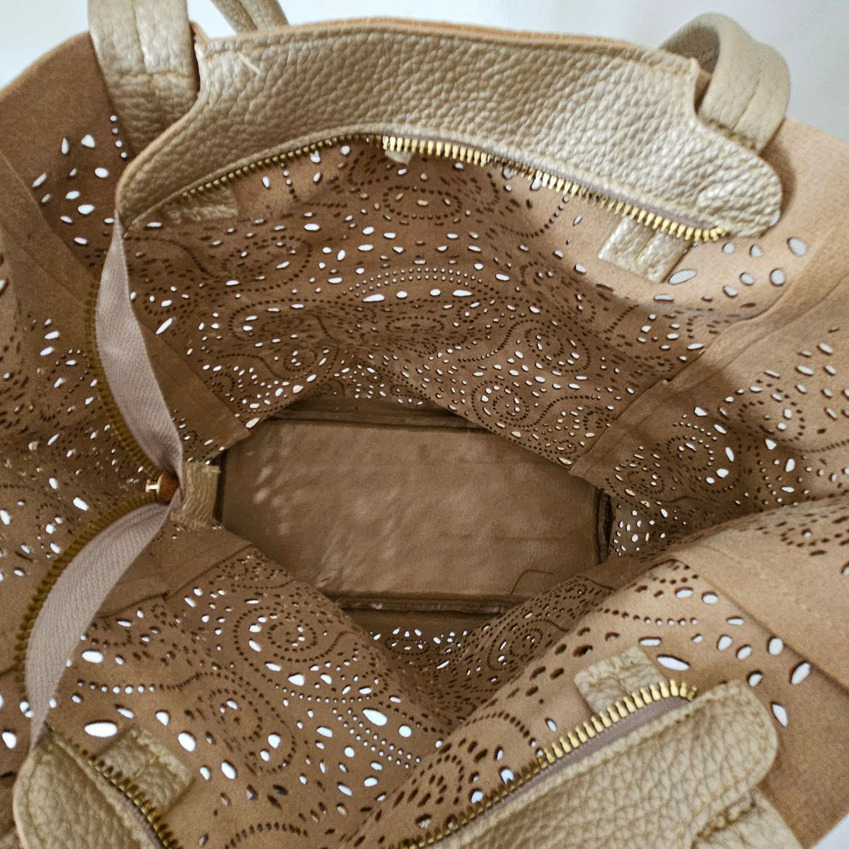 Perforovaná zlatá kabelka OMEGA